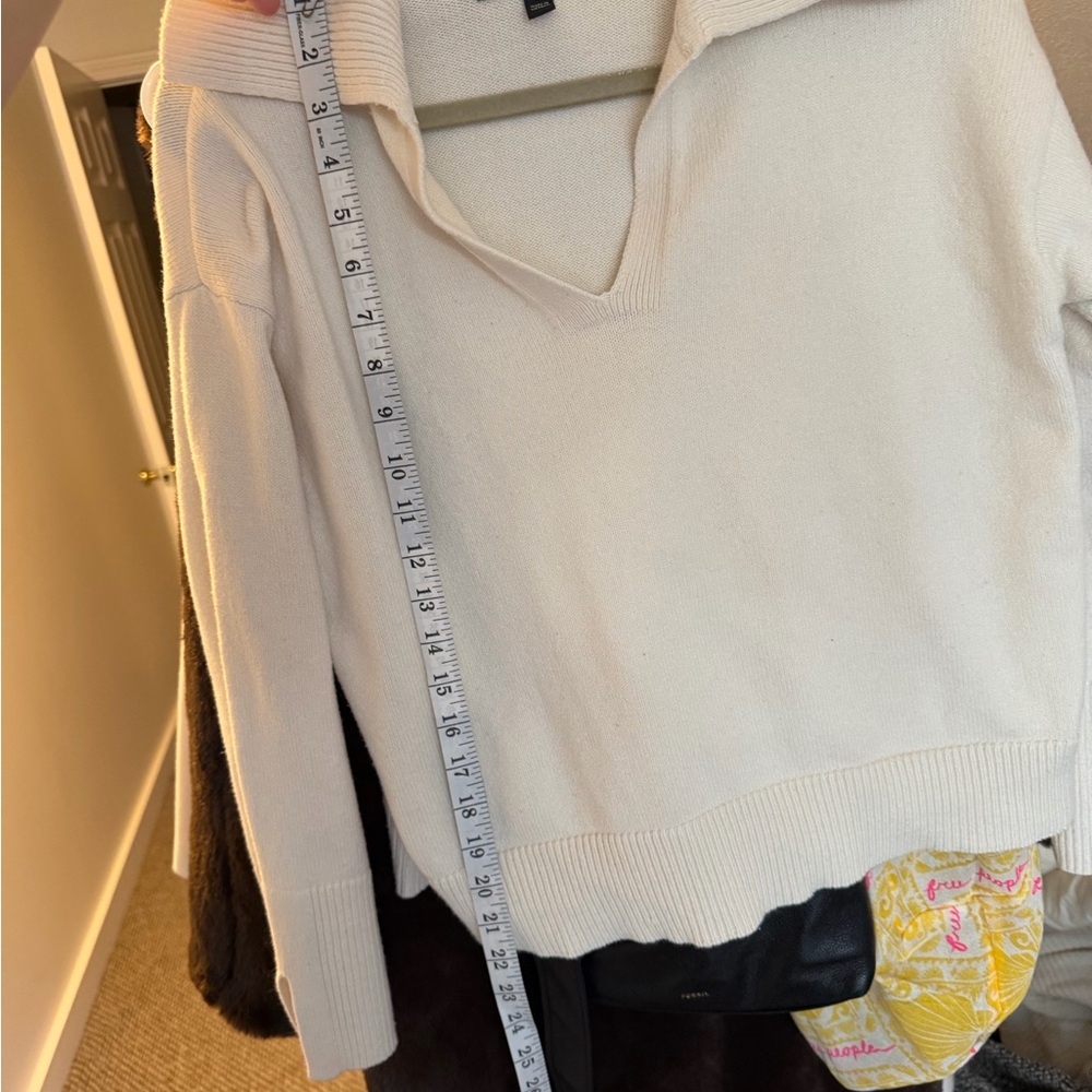 Banana Republic Women's V-Neck Sweater in Cream